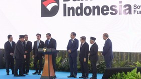 Presiden Prabowo Subianto (kedua kiri) didampingi Wapres Gibran Rakabuming Raka (keempat kiri) bersama Presiden ketujuh  Joko Widodo (keempat kanan), Presiden keenam  Susilo Bambang Yudhoyono (kelima kiri), Wapres ke-13  Ma'ruf Amin (kedua kanan), Wa