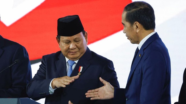 Presiden Prabowo Subianto menyampaikan ucapan selamat ulang tahun kepada Presiden ke-7 RI Joko Widodo (Jokowi) yang genap berusia 65 tahun pada Minggu (21/6). REUTERS/Ajeng Dinar Ulfiana