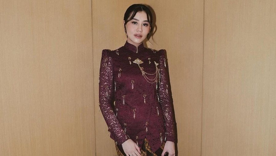 Penampilan Cantik Aaliyah Jadi Bridesmaid Pakai Kebaya di Nikahan Anak Yayuk Suseno Penampilan Cantik Aaliyah Jadi Bridesmaid Pakai Kebaya di Nikahan Anak Yayuk Suseno