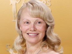 Skincare Routine Pamela Anderson yang Glowing Tanpa Makeup di SAG Awards