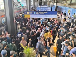 Penumpang KRL Padati Peron 1 Stasiun Baru Tanah Abang di Hari Kerja