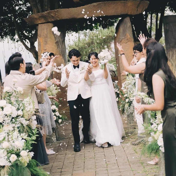 <p>Melalui foto-foto yang dibagikan Gregoria dan Mikha, keduanya terlihat menikah di sebuah taman yang indah, Bunda. Gregoria tampil cantik dengan gaun putih panjang sementara Mikha terlihat tampan dengan setelan jas warna senada dan dasi kupu-kupu. (Foto: Instagram: @gregoriamrska)</p>