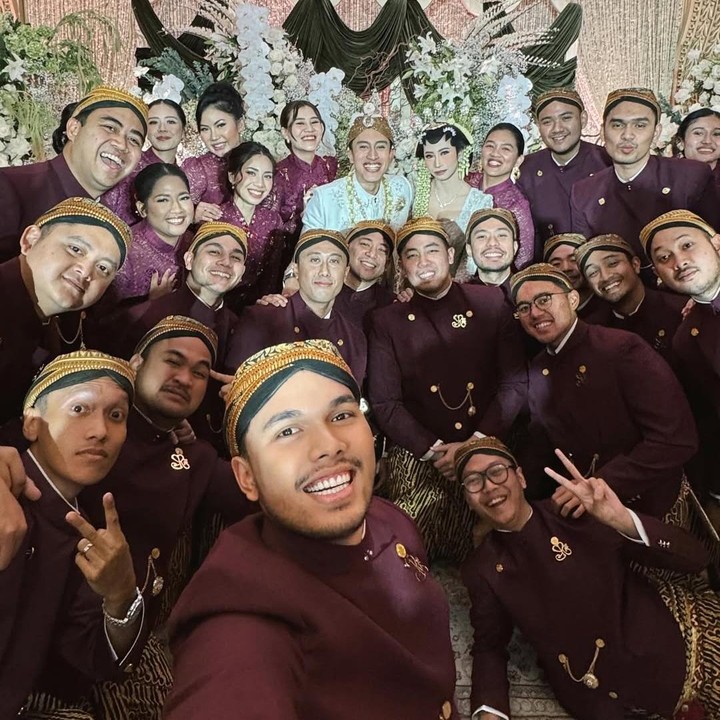 <p>Di pesta pernikahan ini, pasangan artis Aaliyah Massaid dan Thariq Halilintar turut hadir sebagai <em>bridesmaid</em> dan <em>groomsmen</em>. Aaliyah secara khusus membagikan potret saat semua <em>bridesmaid</em> dan <em>groomsmen</em> berswafoto dengan kedua mempelai. "Akhirnyaaa sah! <em>Alhamdulillah mi lofs</em>," tulis Aaliyah. (Foto: Instagram @aaliyah.massaid)</p>