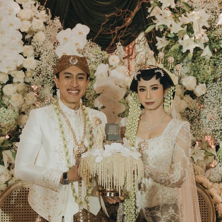 <p>Pernikahan Ragahdo dan Septiningtyas dilangsungkan dengan mengusung adat Jawa. Dalam proses akad nikah, Ragahdo tampak mengenakan beskap Jawa berwarna putih dengan blangkon batik. Sementara itu, Septiningtyas tampil cantik mengenakan kebaya putih dengan riasan wajah paes ala putri Jawa. (Foto: Instagram @septiningtyas/ @ragahdo)</p>
