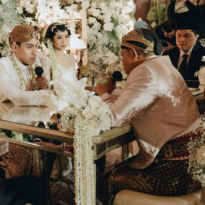 <p>Dalam salah satu foto yang diunggah, tampak Menteri Koordinator Bidang Pangan Zulkifli Hasan hadir sebagai saksi pernikahan. Saksi lain yang juga hadir di pernikahan Ragahdo dan Septiningtyas adalah Menteri Badan Usaha Milik Negara (BUMN), Erick Thohir. (Foto: Instagram @septiningtyas/ @ragahdo)</p>