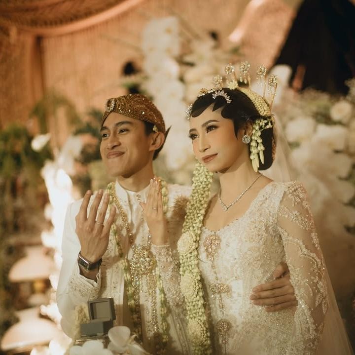 <p>Pengacara muda viral yang juga putra dari artis senior Yayuk Suseno, Sangun Ragahdo, resmi melepas masa lajangnya dengan menikahi perempuan pujaannya, Septiningtyas. Pernikahan keduanya berlangsung pada Sabtu (22/2/2025), Bunda. (Foto: Instagram @septiningtyas/ @ragahdo)</p>