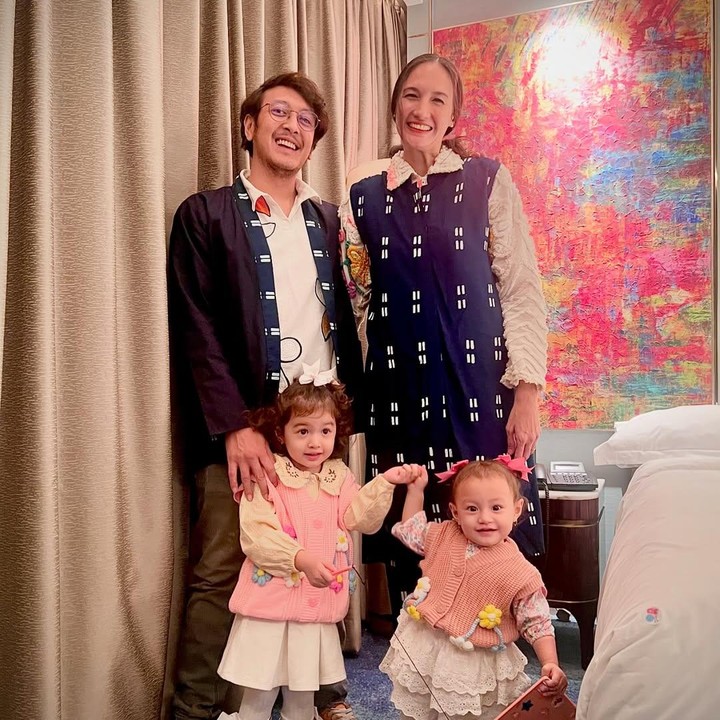 <p>Pasangan Nadine Chandrawinata dan Dimas Anggara menikah pada 5 Mei 2018. Nadine diketahui lebih tua empat tahun dari sang suami. Meski begitu, rumah tangga keduanya jauh dari gosip miring dan selalu terlihat harmonis. Pernikahan keduanya pun diwarnai dengan kehadiran dua anak. (Foto: Instagram: @nadinelist)</p>
