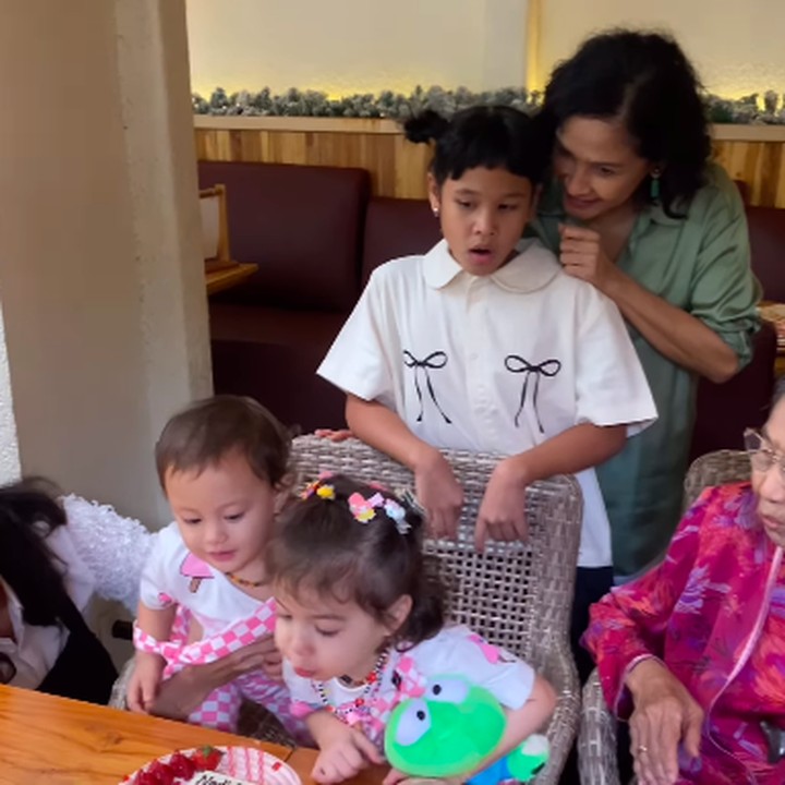 <p>Ulang tahun Djiwa dirayakan dengan cara sederhana, Bunda. Meski begitu, ia tetap mendapatkan kue ulang tahun yang cantik. (Foto: Instagram: @marcelchandra)</p>