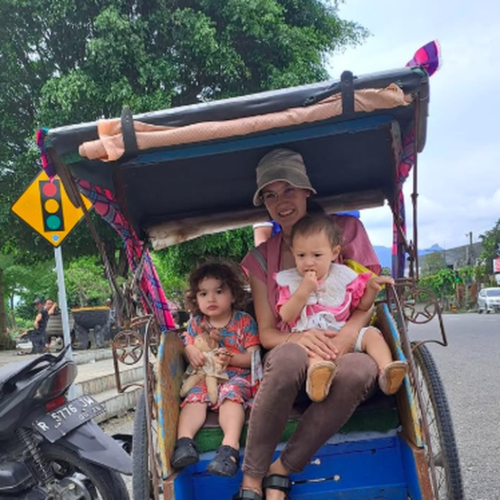 <p>Nadi Djiwa Anggara, putri sulung Nadine Chandrawinata dan Dimas Anggara, kerap menarik perhatian netizen. Tidak hanya karena tingkah yang menggemaskan, Djiwa sering menjadi sorotan karena memiliki wajah bule dari sang Bunda yang keturunan Tionghoa dan Jerman. (Foto: Instagram: @nadinelist)</p>