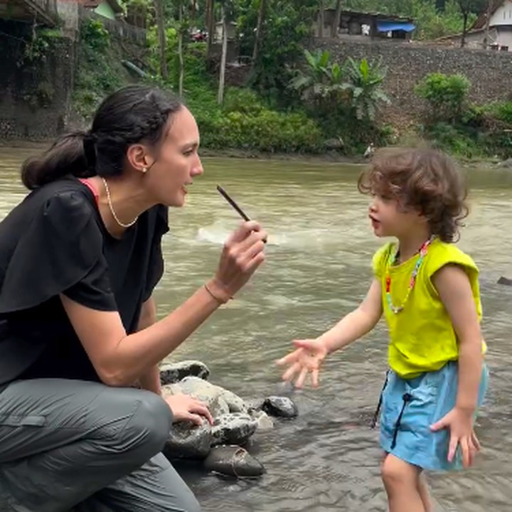 <p>Banyak netizen yang mendoakan agar Djiwa selalu tumbuh menjadi anak yang bahagia. Tidak hanya itu, mereka juga berharap Si Kecil selalu mendapat kesehatan dan mendapatkan berkat dalam setiap langkahnya. (Foto: Instagram: @nadinelist)</p>