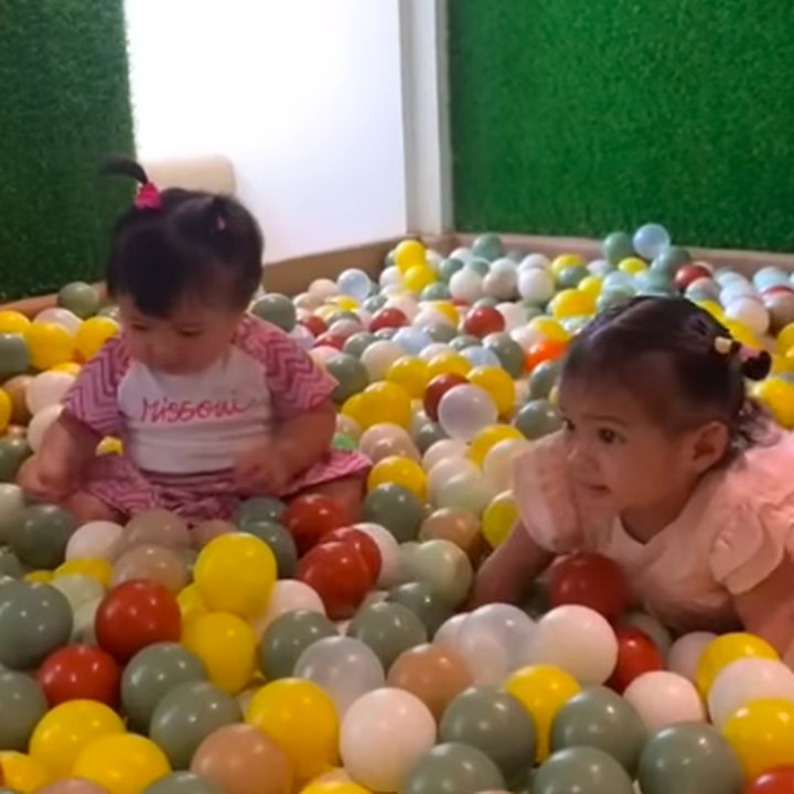 <p>Keduanya terlihat asyik bermain bersama di sebuah kolam bola nih, Bunda. Gemas banget, ya! (Foto: Instagram: @zaskiasungkar15)</p>