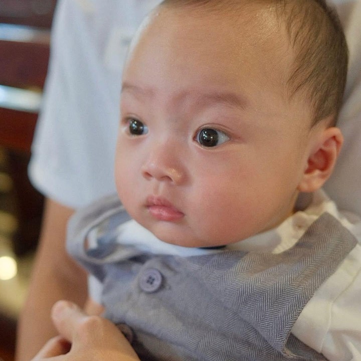 <p>"Selamat untuk sakramen baptisnya. Tuhan berkati tumbuh kembang Jayden," ungkap seorang netizen dengan menyisipkan emotikon hati. "Jayden, ganteng banget kamu dek. Selamat ya atas sakramen baptis yang diterimanya. Tuhan memberkati," tulis netizen lainnya. (Foto: Instagram: @shanju)</p>