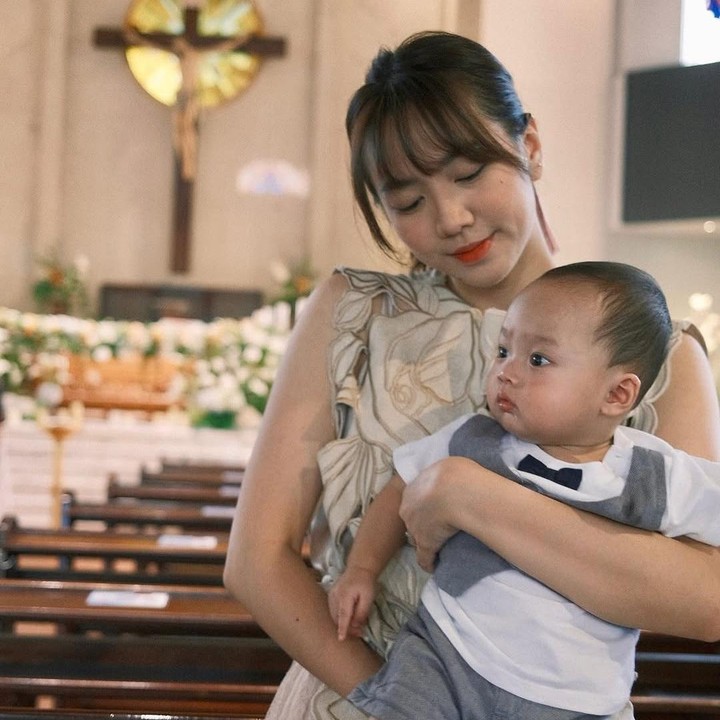 <p>Melihat sang putra telah dibaptis, Shanju pun memberikan harapannya. Ia berdoa agar Jayden tumbuh menjadi anak yang berani, bijaksana, dan selalu memiliki iman yang kuat. (Foto: Instagram: @shanju)</p>