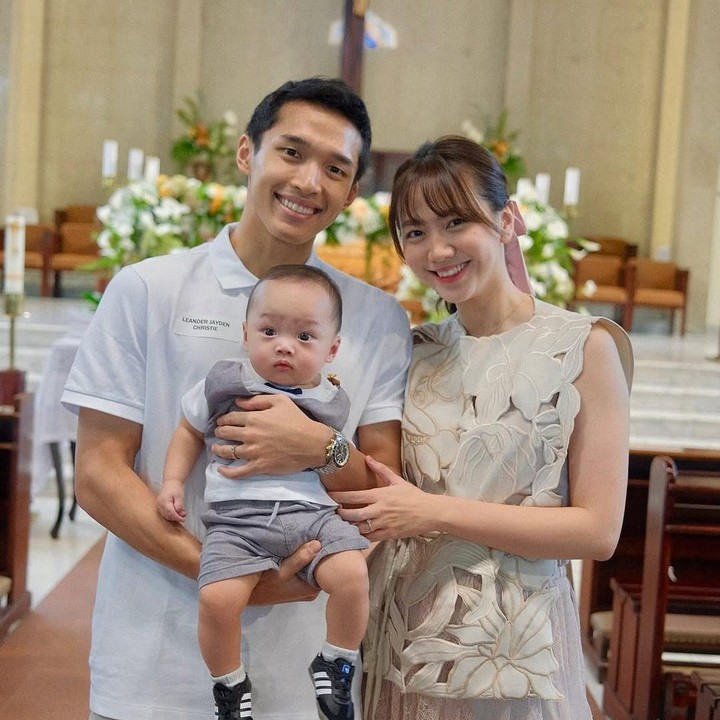 <p>Pada momen ini, Jayden tampil menggemaskan dengan setelan putih dan abu-abu. <em>Sneakers</em> hitam yang dikenakan pun membuat gaya Jayden semakin menarik perhatian. (Foto: Instagram: @shanju)</p>