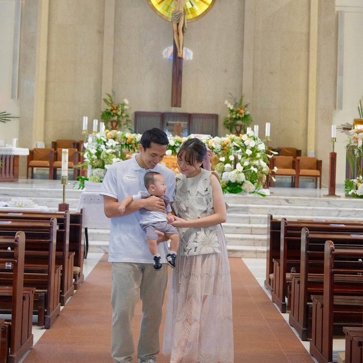 <p>"Leander Jayden Chrisie. Leande, sesuai namanu, kami berharap kamu tumbuh menjadi orang yang berani, bijaksana, dan selalu memiliki iman yang kuat. Aku mempercayakan anak kita di tangan-Mu. Semoga Engkau memakai dia dalam hidupnya untuk memuliakan nama-Mu. Lindungi dia dalam setiap langkah perjalanannya," tulis Shanju. (Foto: Instagram: @shanju)</p>