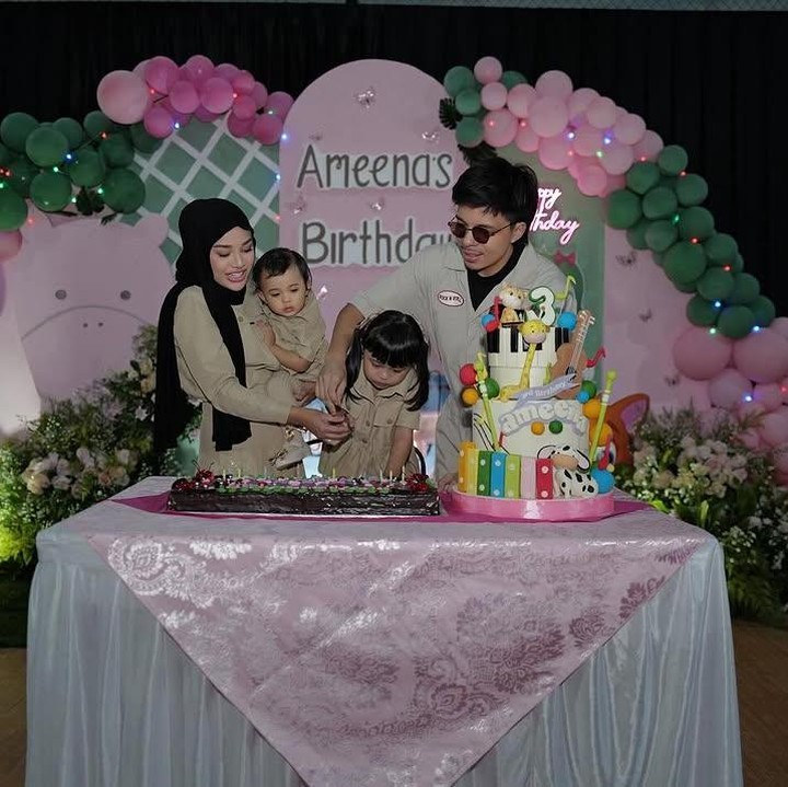 <p>Baik Ameena maupun seluruh tamu undangan yang hadir tampil kompak dengan pakaian serba cokelat. Tidak hanya itu, terdapat pula <em>backdrop</em> yang dipenuhi dengan balon hijau dan merah muda. (Foto: Instagram: @aurelie.hermansyah)</p>
