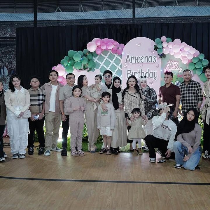 <p>Dalam rangka merayakan ulang tahun sang putri, Aurel dan suami pun mengadakan pesta yang meriah. Di sini, turut hadir pula keluarga besarnya. (Foto: Instagram: @aurelie.hermansyah)</p>