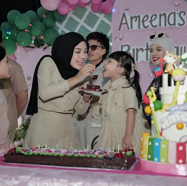 <p>"Selamat ulang tahun anak <em>wedok</em> Mama <em>@ameenaatta</em>. Semoga Allah selalu menjaga kakak, ya. Panjang umur, sehat selalu, dan doa baik untuk Kakak Ameena. Kami cinta kamu, Kakak," tulis Aurel seraya mengunggah potret ulang tahun sang putri. (Foto: Instagram: @aurelie.hermansyah)</p>