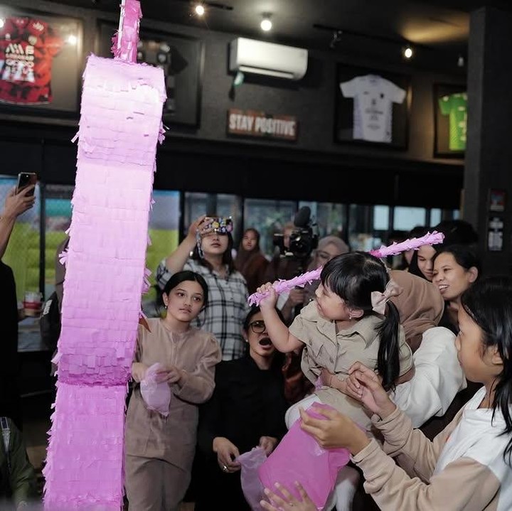 <p>Aurel dan Atta turut membuat sebuah pinata merah muda yang di dalamnya berisi berbagai hadiah ketika Ameena memukulnya. Seru banget, ya! (Foto: Instagram: @aurelie.hermansyah)</p>