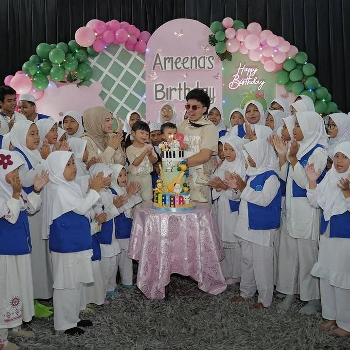 <p>"Pesta ulang tahun Ameena bersama adik kakak dari panti asuhan yang kita sayangi," tulis Atta dengan menyisipkan emotikon hati. (Foto: Instagram: @attahalilintar)</p>