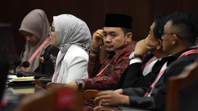 Ketua KPU Mochammad Afifuddin mengkritik MK yang tak meminta keterangan dalam putusan pemisahan pemilu. Putusan terbaru dinilai menghambat opsi penyelenggaraan.