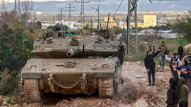 Israel untuk pertama kalinya dalam 20 tahun kirim tank ke Tepi Barat sampai kondisi Paus Fransiskus yang dirawat sakit pneumonia.