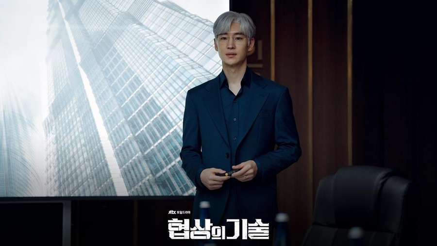 Penampilan Lee Je Hoon di drama Korea The Art of Negotiation.