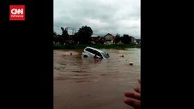 VIDEO: Momen Warga Evakuasi Penumpang Mobil Tercebur Sungai
