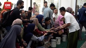 VIDEO: Warga Berdesakan Antre Kurma Masjid Al Mubarok Mojokerto