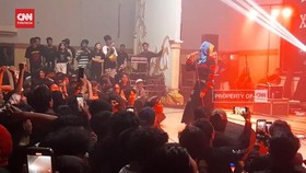 VIDEO: Konser di Tegal, Sukatani Tak Nyayikan Lagu 'Bayar Bayar Bayar'