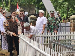Makna Tradisi Ngikis, Mengganti Pagar Situs Singgasana Raja di Ciamis