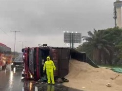 Sebuah Truk Terguling di Tol Waru, Muatan Jagung Pipil Berserakan