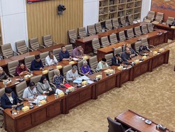 Ngadu ke DPR Tak Dibayar Rp 786 M, Korban Istaka Karya Menangis