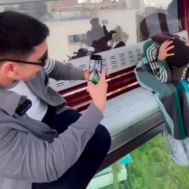 Potret Fuji Terekam Salting Saat Difoto Verrell Bramasta