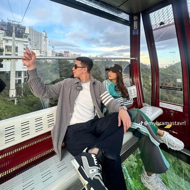 Bikin Gemas Fans, 6 Potret Liburan Fuji dan Verrell Bramasta di Malaysia