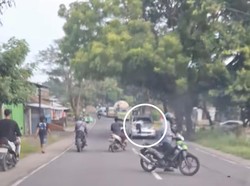 Aksi Emak-emak di Jombang Tabrakkan Diri ke Mobil Gegerkan Pengguna Jalan