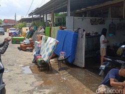 Video: Banjir Surut, Warga Lampung Bersih-bersih Sisa Lumpur