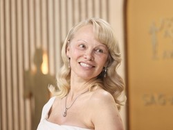Tren No-Makeup ala Pamela Anderson, Ini Tips Kulit Glowing Tanpa Riasan