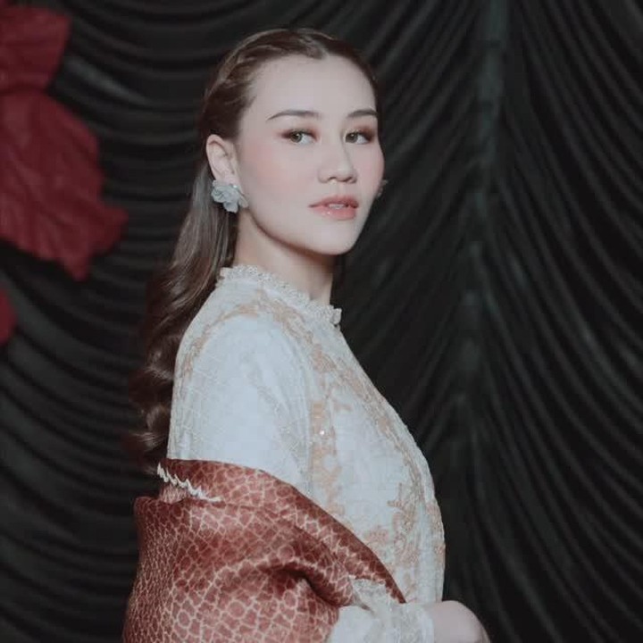 <p>Di usia kehamilan yang sudah masuk trimester kedua, Aaliyah tampaknya tak ingin membatasi diri untuk melakukan aktivitas di luar rumah. Baru-baru ini, Aaliyah mendapat kesempatan untuk jalan di runway. Ia ikut memamerkan <em>brand</em> pakaian muslim lokal untuk koleksi Ramadhan. Dalam penampilannya, Aaliyah menunjukkan aura cantik bumil saat mengenakan pakaian muslim. (Foto: Instagram @aaliyah.massaid)</p>