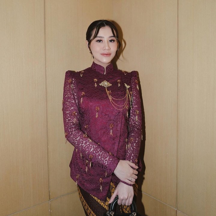 <p>Beberapa minggu belakangan, Aaliyah sering mengunggah penampilannya yang mengenakan pakaian formal, seperti kebaya. Belum lama ini, Aaliyah terlihat cantik memakai kebaya Jawa berwarna merah <em>maroon</em> yang dipadukan dengan kain jarik cokelat. Dalam balutan pakaian ini, <em>baby bump</em> kehamilan Aaliyah cukup terlihat jelas. (Foto: Instagram @aaliyah.massaid)</p>