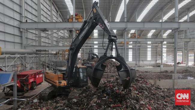 Sejumlah warga mengalami ISPA hingga radang selaput mata akibat dari pengujian Refuse Derived Fuel (RDF) Plant Rorotan, Jakarta Utara.