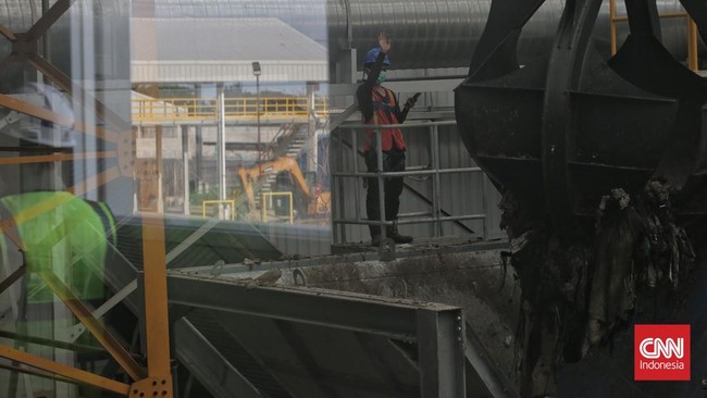 Pemprov DKI Jakarta uji coba pengolahan sampah menjadi bahan bakar RDF. Warga minta jaminan kesehatan dan lingkungan sebelum pengoperasian penuh.