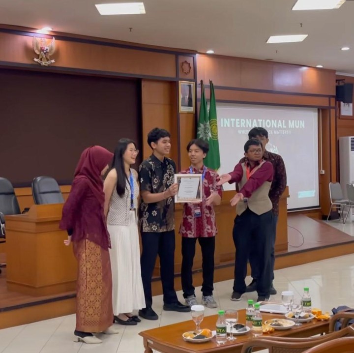 <p>Ia mengatakan bahwa kompetisi yang dilewati sang putra tidaklah mudah. Sebab, Karan harus bersaing dengan peserta lainnya yang pintar-pintar. “Selama mami temenin abang competition mun , kali ini yg tersulit karena lawan mu gak kalah bagus & pintar pintar tapi bisa dapat Top 3 dengan katagori ‘<em>AS THE HONORABLE MENTION OF UNICEF </em>‘ di <em>@international_mun</em> itu sangat luar biasa.” (Foto: Instagram@bungazainal05)</p>