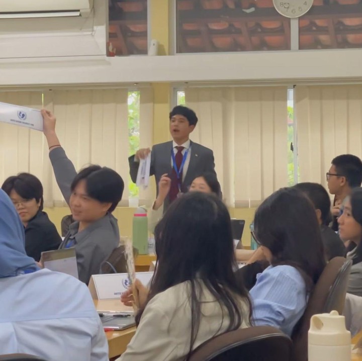 <p>Sang putra diketahui berhasil masuk top 3 Kompetisi Model United Nations (MUN). Kabar tersebut dibagikan langsung oleh Bunga melalui beberapa foto dan video yang diunggah di akun Instagram pribadinya. (Foto: Instagram@bungazainal05)</p>