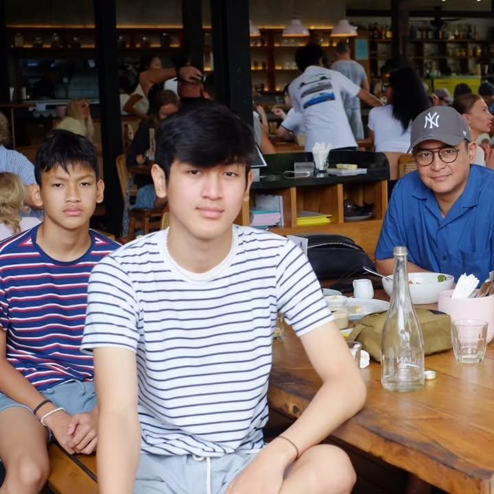<p>Di tengah kesibukannya, Irgi tetap menyediakan waktu buat keluarga. Sebagai seorang Ayah, ia juga tak lupa meluangkan waktu untuk <em>quality time</em> bareng ketiga anak laki-lakinya. (Foto: Instagram @irgi_achmadfahrezi)</p>