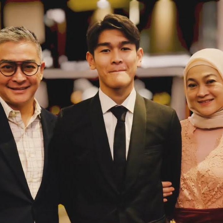 <p>Anak pertama Irgi, Fazian Fahrezi, sudah beranjak dewasa dan memiliki paras tampan, Bunda. Fazian yang saat ini berusia 18 tahun diketahui telah menyelesaikan pendidikan di bangku SMA. (Foto: Instagram @irgi_achmadfahrezi)</p>