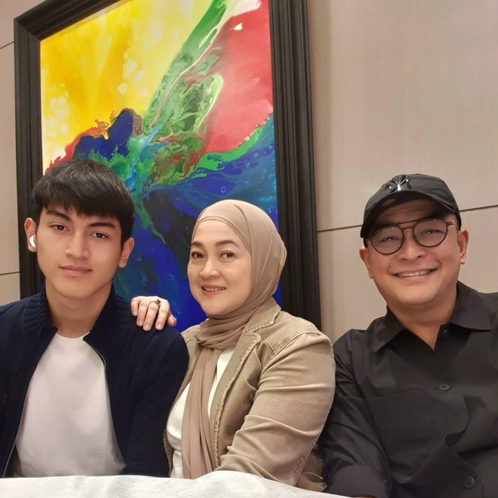 <p>Anak kedua Irgi, Raffata Fahrezi, baru saja berulang tahun ke-17 pada bulan Desember 2024 lalu. Saat ini Raffata masih menempuh pendidikan di SMA. Raffata diketahui memiliki hobi bermain futsal, Bunda. (Foto: Instagram @irgi_achmadfahrezi)</p>