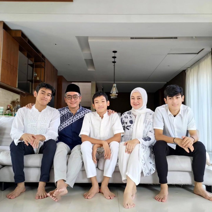 <p>Bintang sinetron Lupus Milenia, Irgi Achmad Fahrezi, dikaruniai tiga anak dari pernikahan dengan Fenny Arieshanty. Ketiga anaknya ini bernama Althaf Achmad Fazian Fahrezi, Raffata Achmad Adhaza Fahrezi, dan Gavin Achmad Fabio Fahrezi. (Foto: Instagram @irgi_achmadfahrezi)</p>