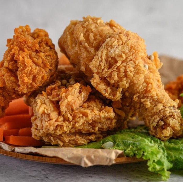 Sebaiknya tidak menyimpan makanan yang digoreng di dalam freezer, karena bisa mengubah teksturnya saat dipanaskan kembali./Foto: Freepik/jcomp