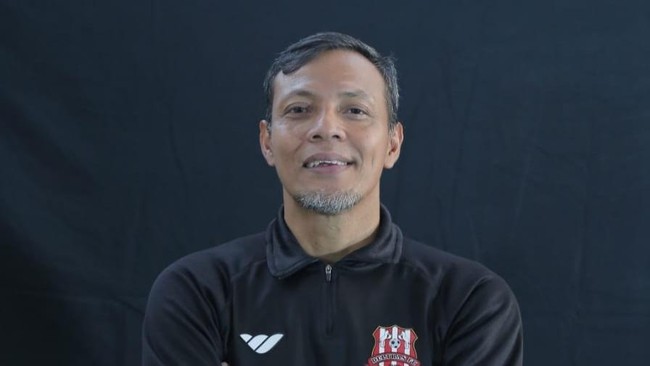 Sepak bola Indonesia berduka. Legenda Timnas Indonesia dan Persebaya Surabaya, Bejo Sugiantoro, meninggal dunia pada Selasa (25/2) sore.